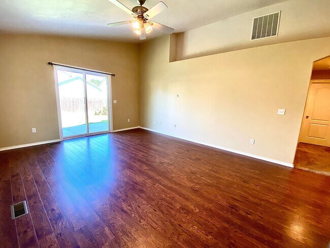 Building Photo - 3 bedroom 2 bath Walking Distance to Sage Valley Middle School