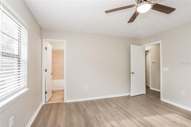 Building Photo - 302 N Miller Rd