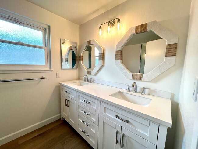 Building Photo - Rare 4 Bedroom pool home available in Cypress