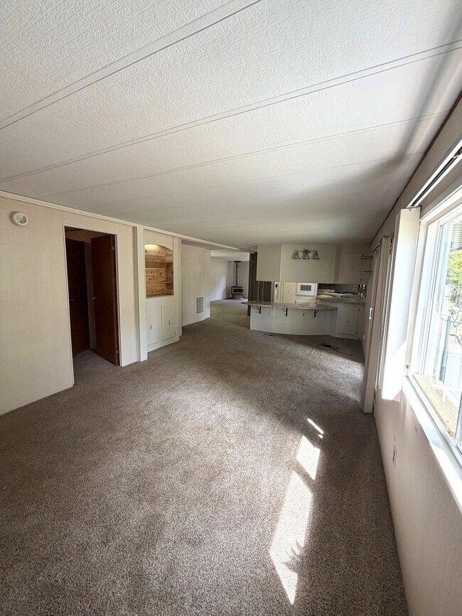Building Photo - Updated 2 bedroom 2 bath manufactured home