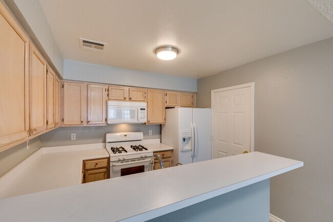 Building Photo - 2117 Willowbury Dr
