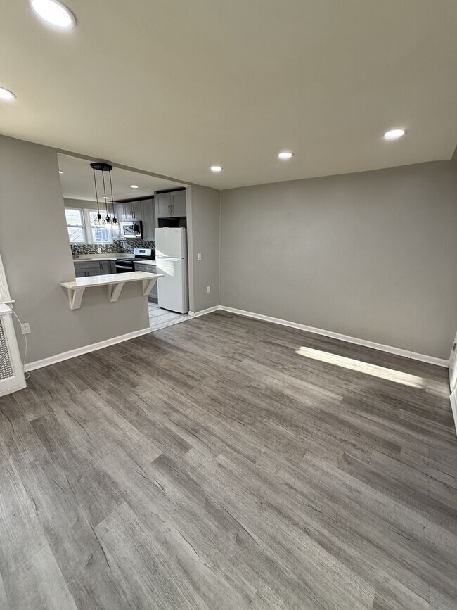 Building Photo - Beautiful 3 Bedroom Home – Updated & Move In Ready