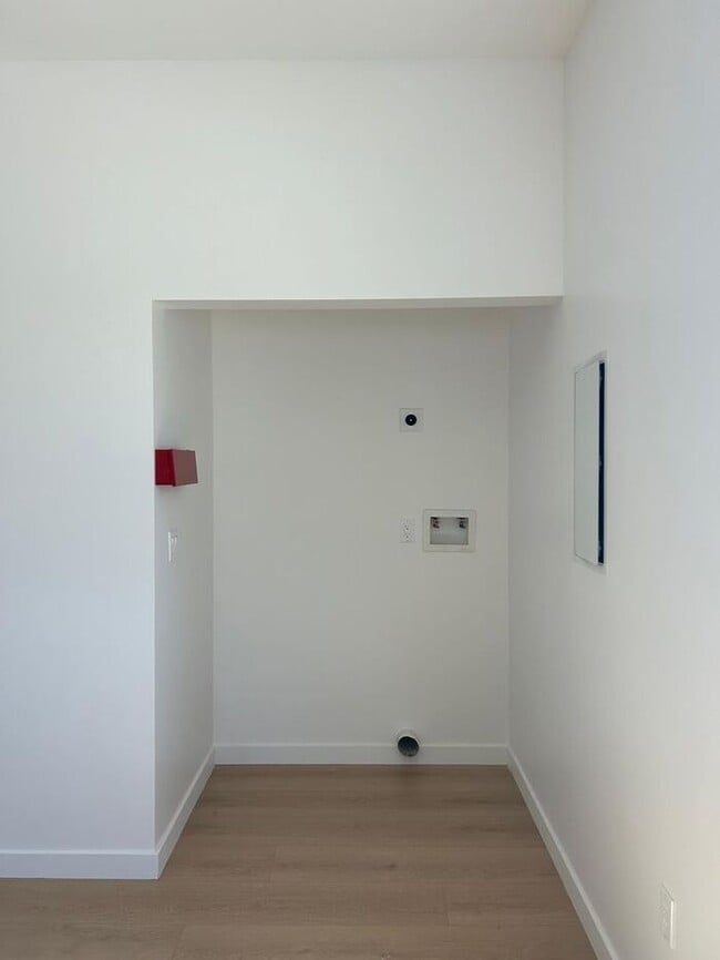 Building Photo - Stunning 3 Bedroom 2 Bathroom House for Re...