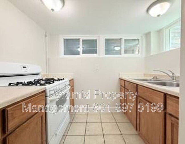 Building Photo - 652 E Roosevelt Ave