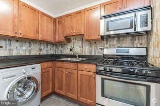 Building Photo - Modern 2-Bedroom Apartment with In-Unit La...