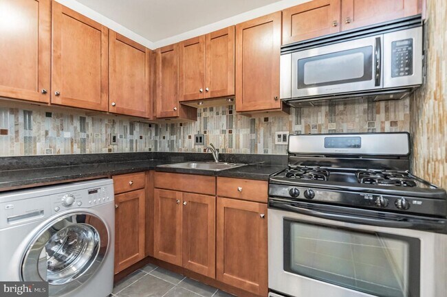 Building Photo - Modern 2-Bedroom Apartment with In-Unit La...