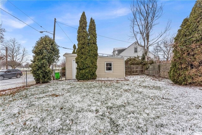 Building Photo - 498 E 250th St