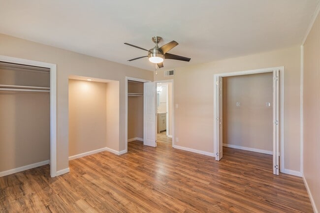 Building Photo - Spacious 4 Bedroom Home