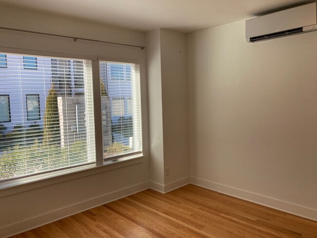 Building Photo - 3 bedroom, 3.5 bath, Spacious & Open Floor Plans