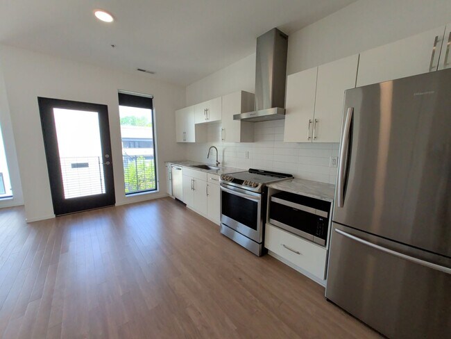 Building Photo - Spectacular Edgehill Condo!