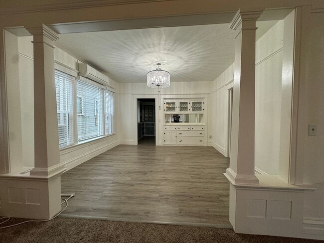 Building Photo - Charming 4 bedroom home