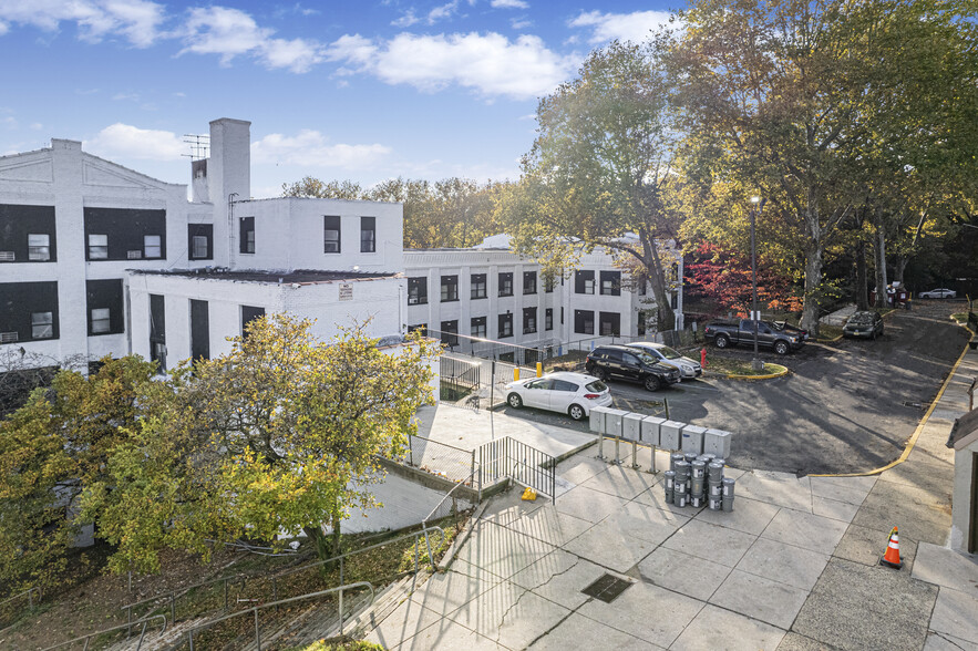 Building Photo - Hilltop Crescent