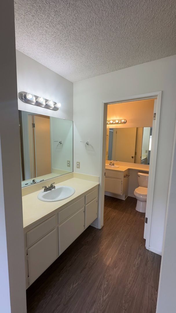 Building Photo - 2 Bdrm Condo in the Gated Saratoga Community