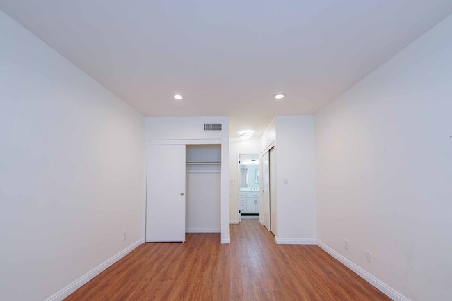 Building Photo - Gated Community 2 Bedroom 2 Bath Condo