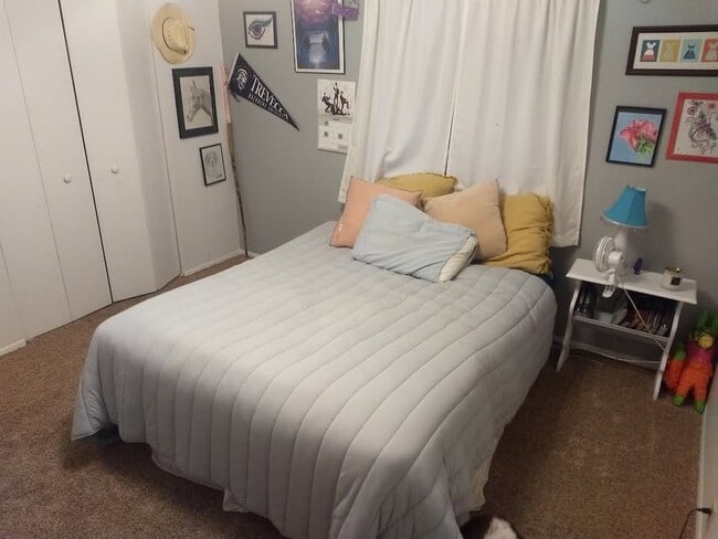 Building Photo - 4824 Lakeview Cir