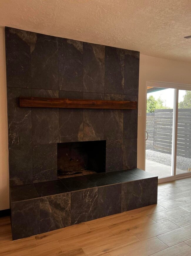 Building Photo - 905 La Charles Dr NE