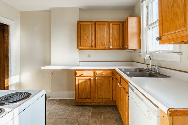 Building Photo - 1448 Summit St