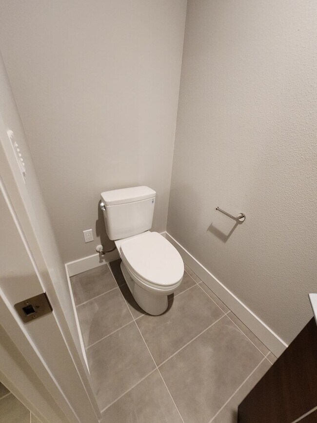 Building Photo - 3 bedroom Townhouse with Pool Access and E...