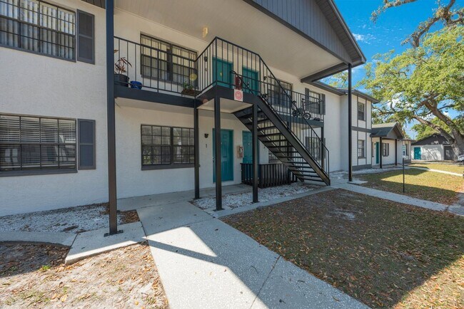 Building Photo - The Oaks at Safety Harbor 3 bedroom 2 bath **WEEKEND ONLY SPECIAL $500 OFF MOVE IN COST****