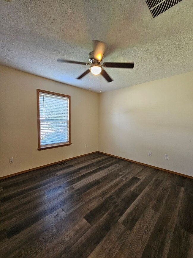 Building Photo - 842 Lorenza Dr