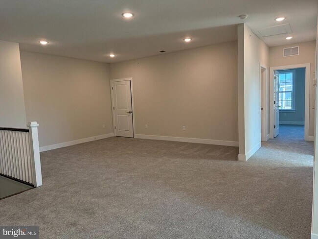 Building Photo - 1404 Justin Dr