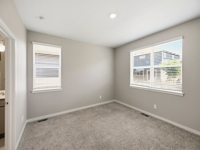 Building Photo - Gorgeous 4-Bed 2-Bath home Fort Collins, CO!