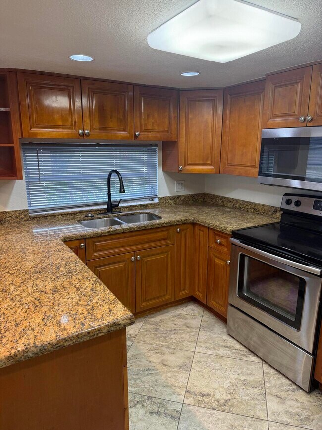 Building Photo - 11834 Greenbriar Cir