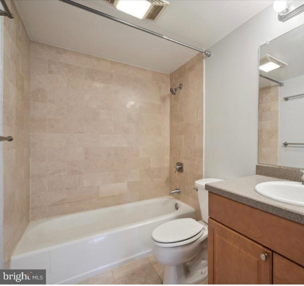 Tiled bath - 2001 Hamilton St