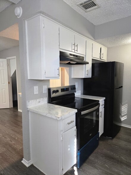 Building Photo - 140 S Las Vegas Trail