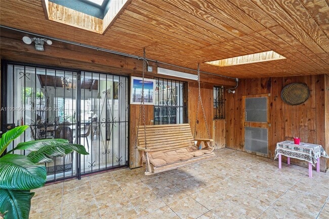 Building Photo - 2834 SW 33rd Ave