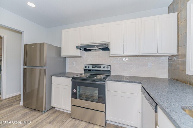 Building Photo - 128 Rockefeller Rd