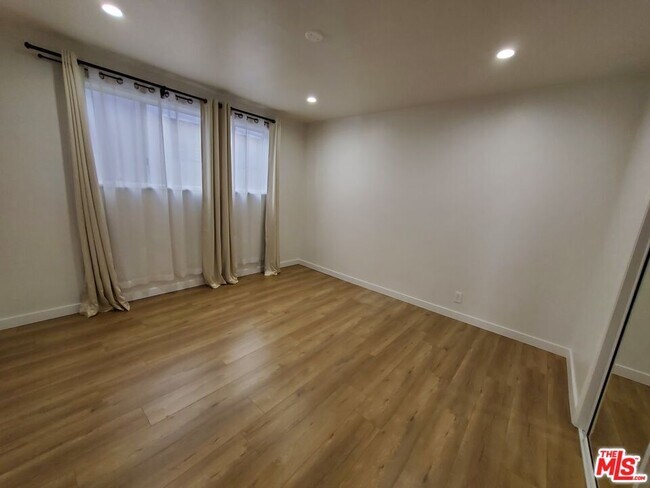 Building Photo - 450 Rexford Dr