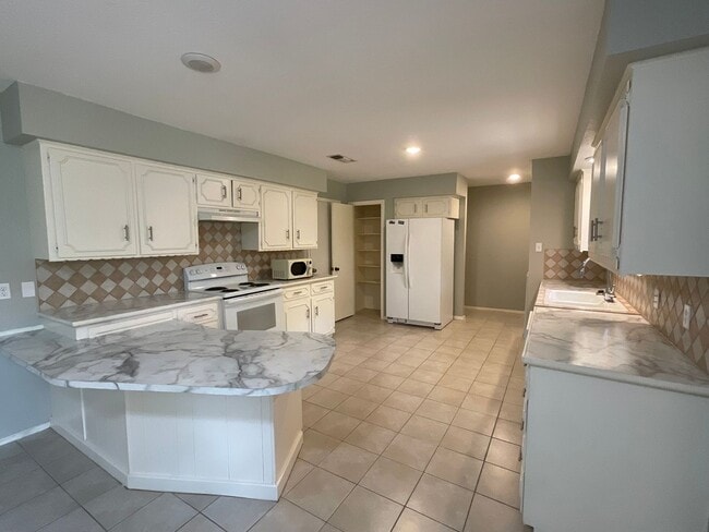 Building Photo - *NOW AVAILABLE* Absolutely Gorgeous 2 Bedr...