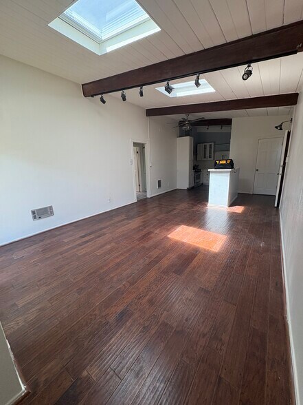 Primary Photo - 12014 Kling St