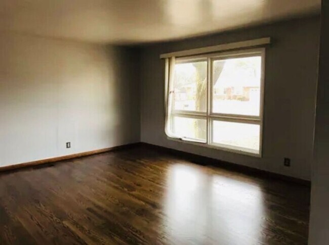 Building Photo - Fenced yard!