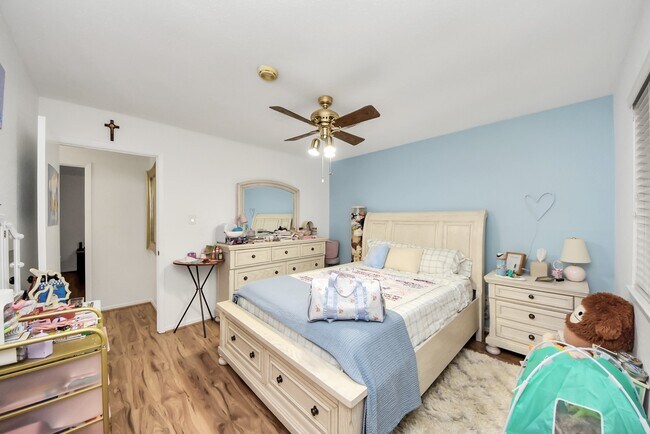 Building Photo - 18 N Deerfoot Cir
