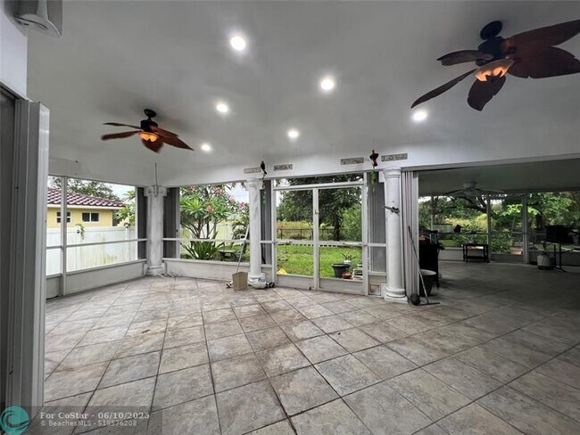 Building Photo - 7400 SW 37 Ct