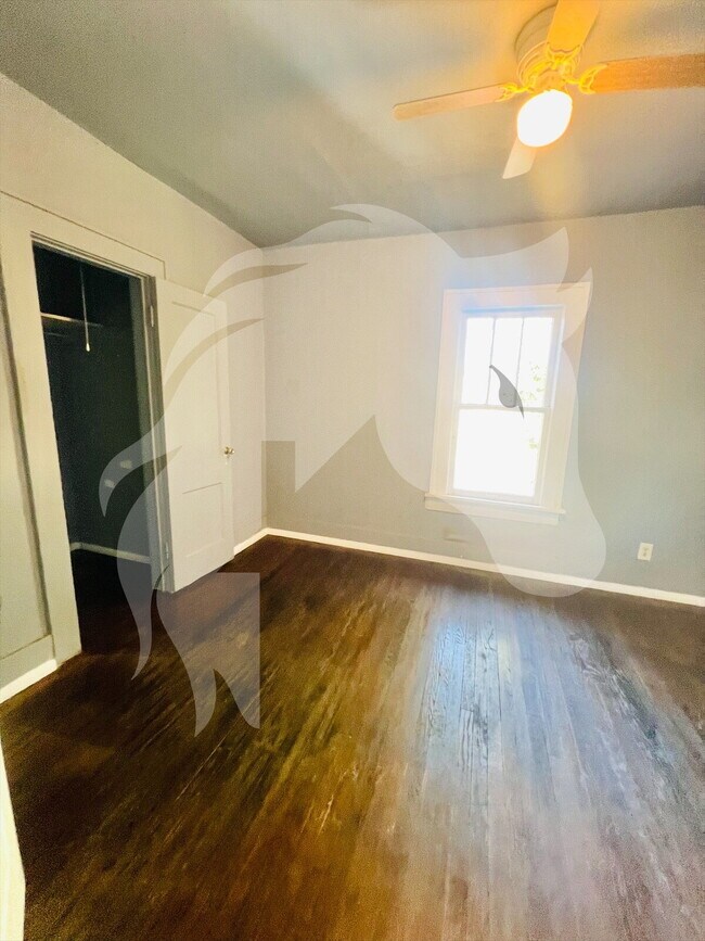 Building Photo - "Charming 1-Bedroom Retreat with Gleaming Hardwood Floors in Ponca City"