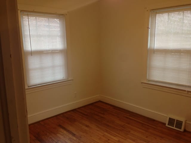 Building Photo - Highland Park 2 BR convenient to Wendover and Holden Road