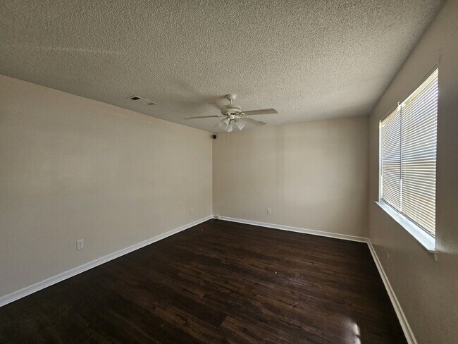 Building Photo - "$500 OFF FIRST MONTHS RENT!!  Charming 3-Bedroom Oasis with 2 Full Baths in Pensacola's Scotland...