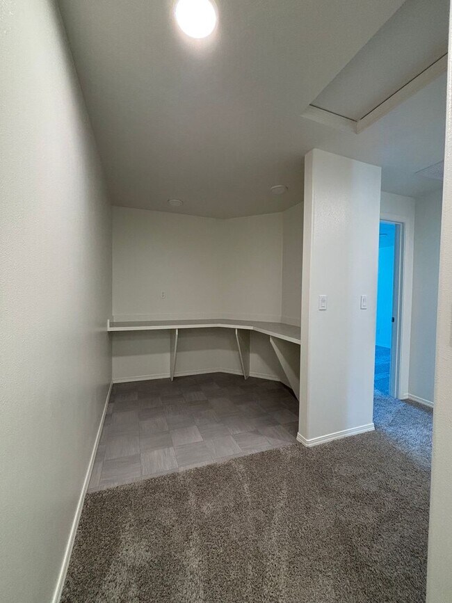 Building Photo - Newly Built Townhome!