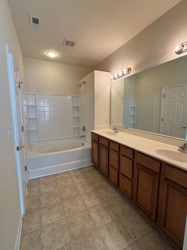 Building Photo - Spacious End Unit 3BR/2.5BA Townhouse