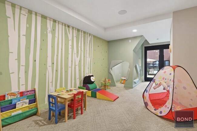 Building Photo - 520 W 43rd St