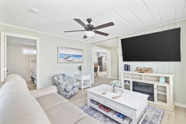 Building Photo - Gorgeous Totally Remodeled 3/2 in Garden C...