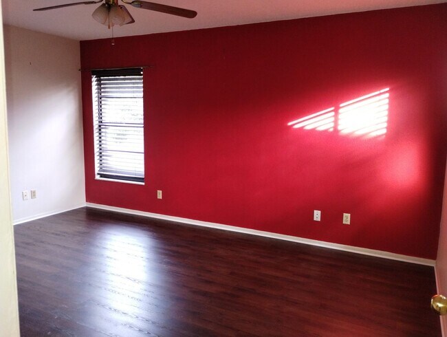 Building Photo - Spacious 3 Bedroom / 2 Bath Home with 2-Car Garage on Nearly ¼ Acre – Spring Hill Area