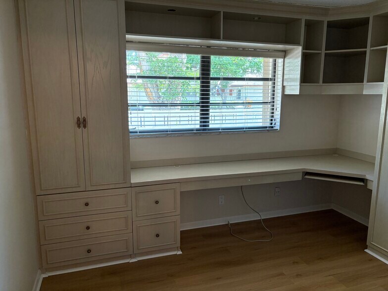 Building Photo - 3951 NE 17th Ave