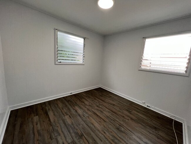 Building Photo - 3046C Harding Ave