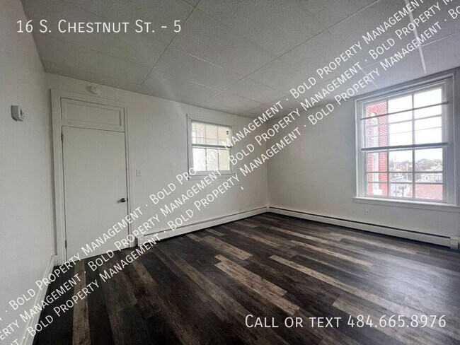 Building Photo - 16 S Chestnut St