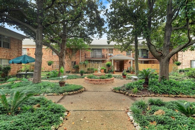 Building Photo - 2824 Briarhurst Dr