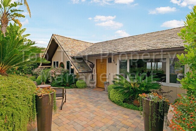 Primary Photo - Spectacular, fully furnished 3 Bd/2 Ba, 13...